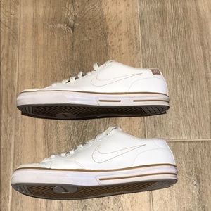 Women’s white Nike tennis shoes sz 6.5